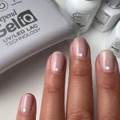 Snyggt gellack på korta naglar med en vit prick som detalj. Depend Geliq UV/LED-lampa och produkter syns i bakgrunden.