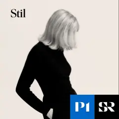 En stilfull svensk designer kvinna med kort, blont hår, klädd i svart.