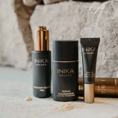 Inika Organics sminkprodukter: serum foundation, veil och concealer. En lista över smink utan PFAS.