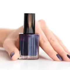 Mörkblått nagellack i en flaska, med en hand som visar matchande naglar. Perfekt för att torka nagellack snabbt.