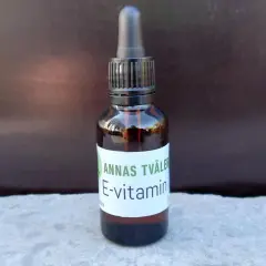 En brun droppflaska med etikett som lyder "ANNAS TVÅLER E-vitamin". Perfekt för din hudvård.