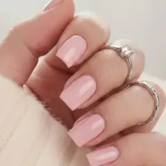 Våra naglar är perfekt rosa och glansiga, prydda med eleganta ringar.