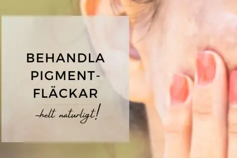Behandla pigmentfläckar helt naturligt! En närbild på en hand som rör vid ansiktet, med text om hudvård.