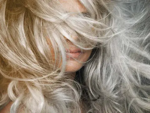 Slingor för grått hår - Så får du en naturlig look