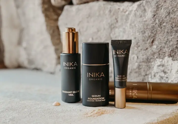 Inika Organics sminkprodukter: serum foundation, veil och concealer. En lista över smink utan PFAS.