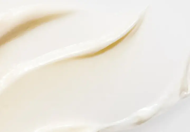 En krämig textur med mjuka vågor, perfekt för din resveratrol hudvård.