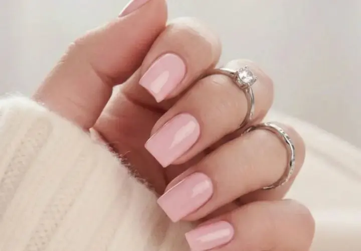 Våra naglar är perfekt rosa och glansiga, prydda med eleganta ringar.