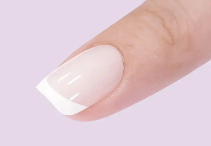 Klassisk fransk manikyr med en vit tipp. Perfekt nagel inspo för en tidlös look.