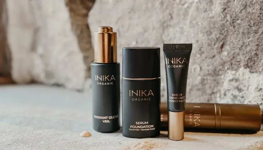 Inika Organics sminkprodukter: serum foundation, veil och concealer. En lista över smink utan PFAS.