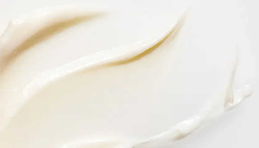 En krämig textur med mjuka vågor, perfekt för din resveratrol hudvård.