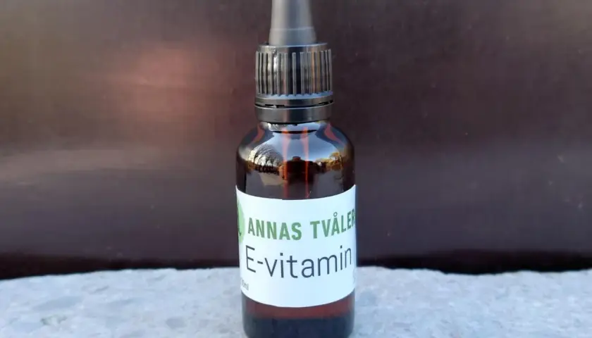 En brun droppflaska med etikett som lyder "ANNAS TVÅLER E-vitamin". Perfekt för din hudvård.