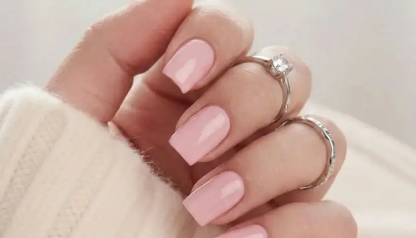 Våra naglar är perfekt rosa och glansiga, prydda med eleganta ringar.