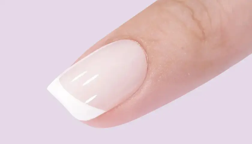 Klassisk fransk manikyr med en vit tipp. Perfekt nagel inspo för en tidlös look.