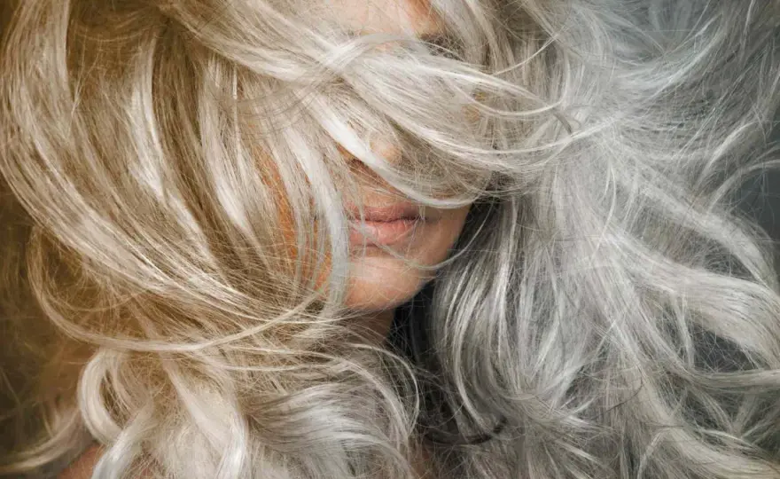 Slingor för grått hår - Så får du en naturlig look