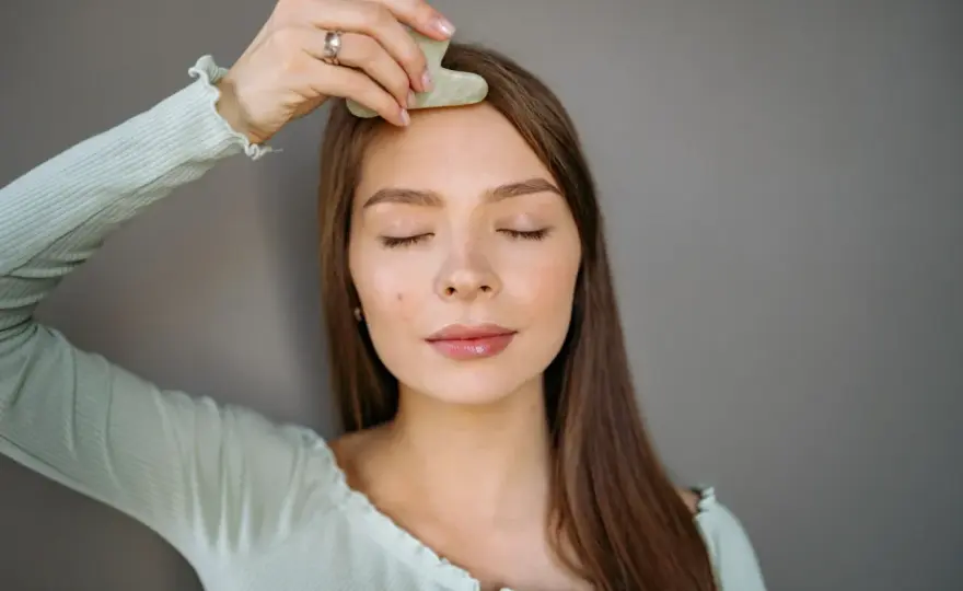 Gua sha ansikte - Så gör du rätt & får lyster – Steg för steg