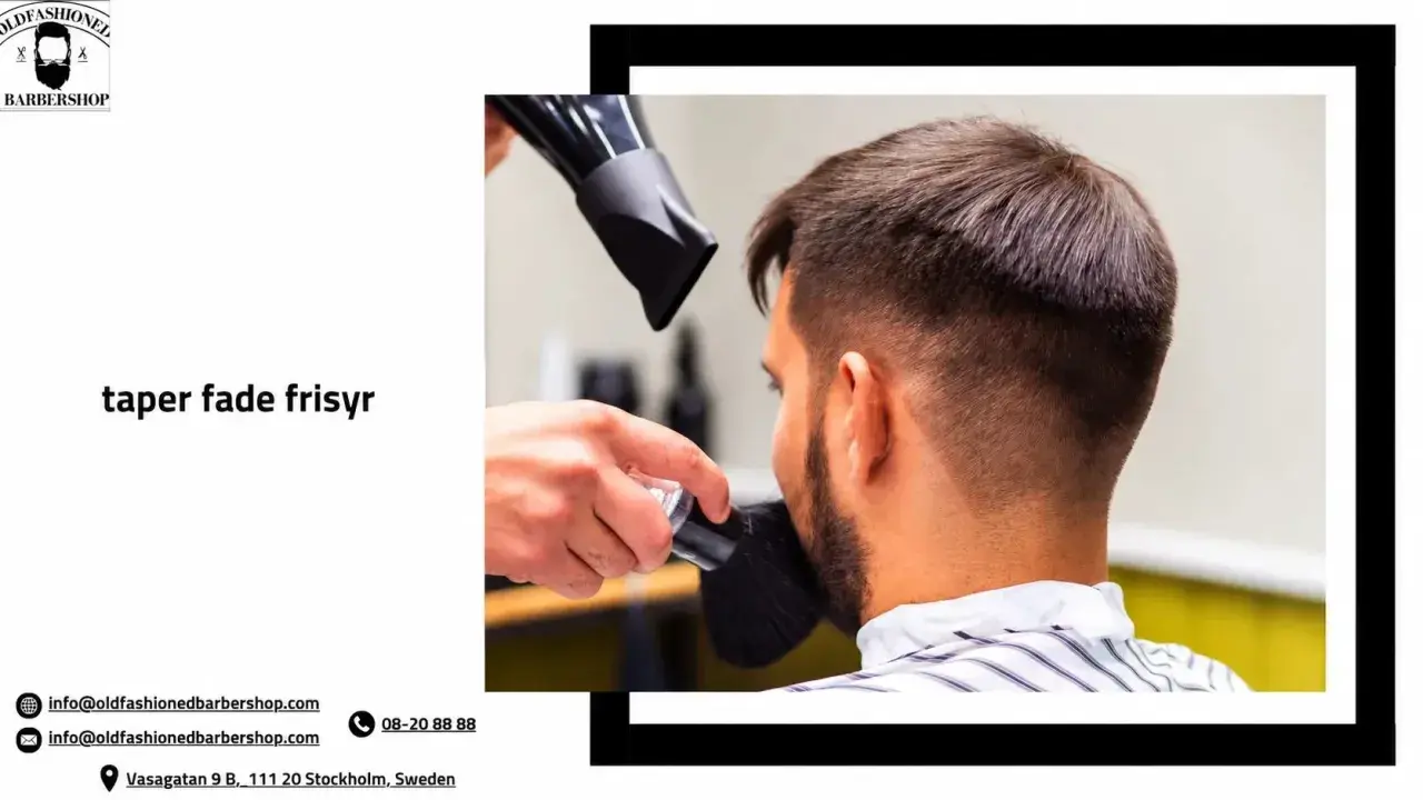 En frisör stylar en herrfrisyr med taper fade. Håret tonas ut snyggt mot nacken.
