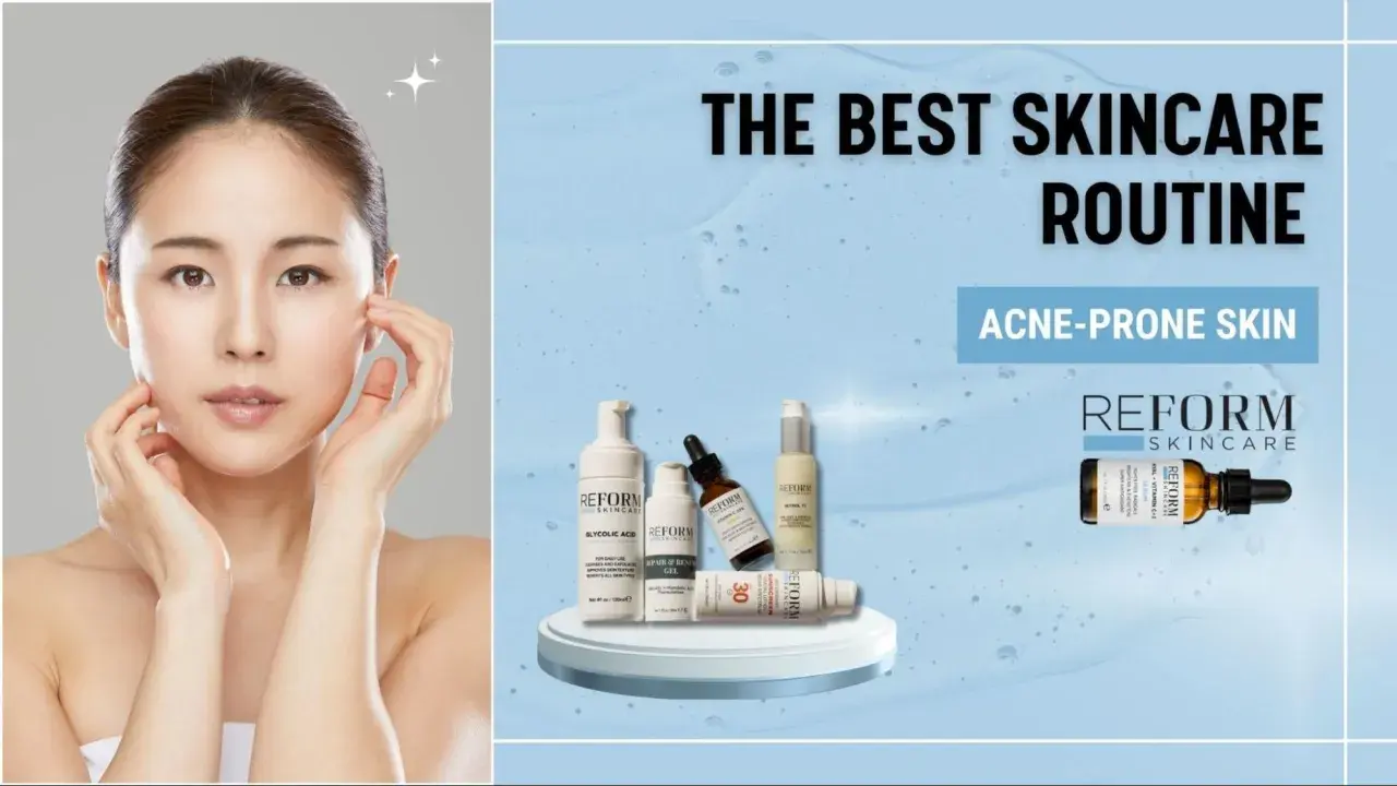 Ansiktsmodell med klar hud bredvid Reform Skincare-produkter för aknebenägen hud. Vanliga moln syns i bakgrunden.