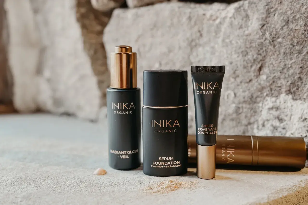 Inika Organics sminkprodukter: serum foundation, veil och concealer. En lista över smink utan PFAS.