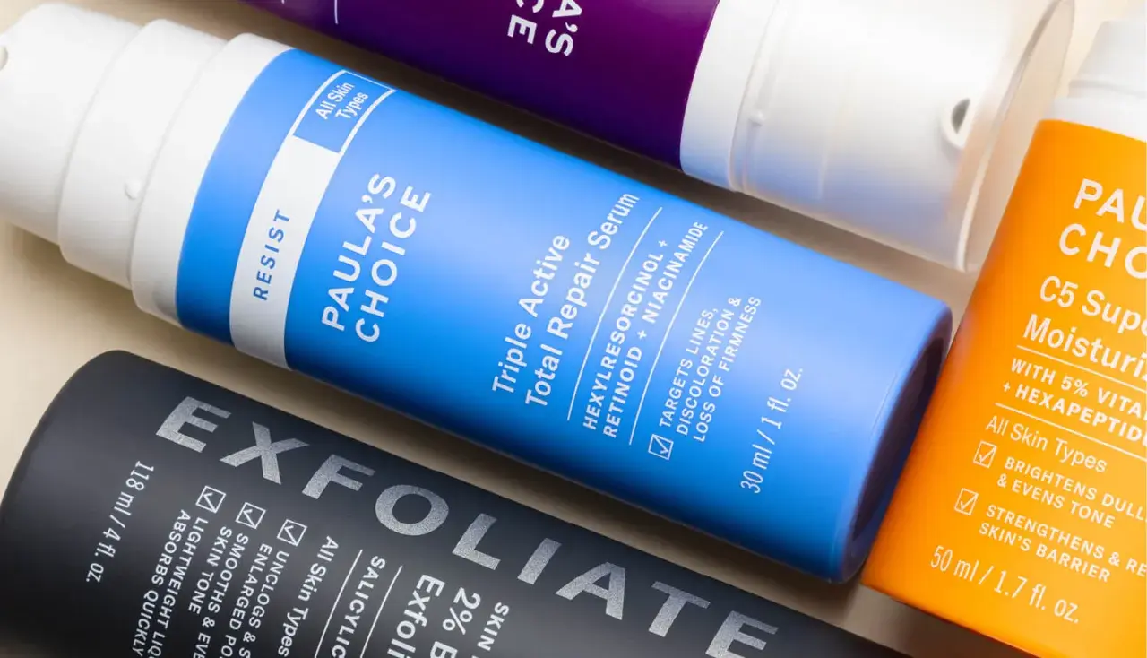 Hudvårdsprodukter från Paula's Choice, inklusive serum som kombinerar retinol och niacinamide.