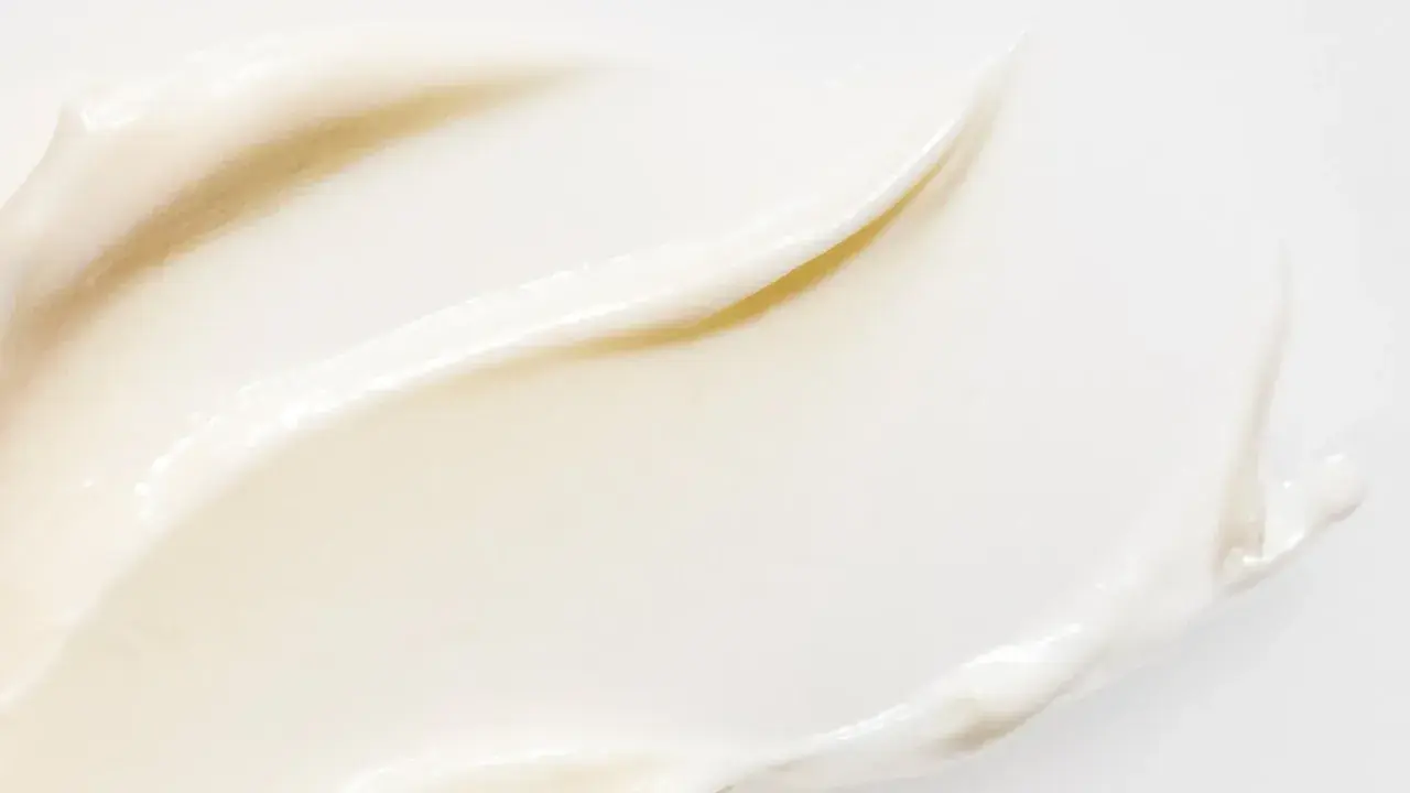 En krämig textur med mjuka vågor, perfekt för din resveratrol hudvård.