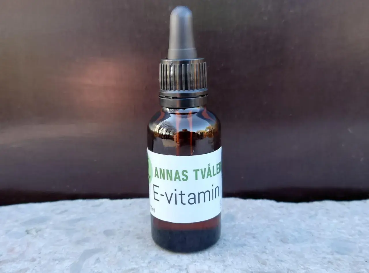 En brun droppflaska med etikett som lyder "ANNAS TVÅLER E-vitamin". Perfekt för din hudvård.
