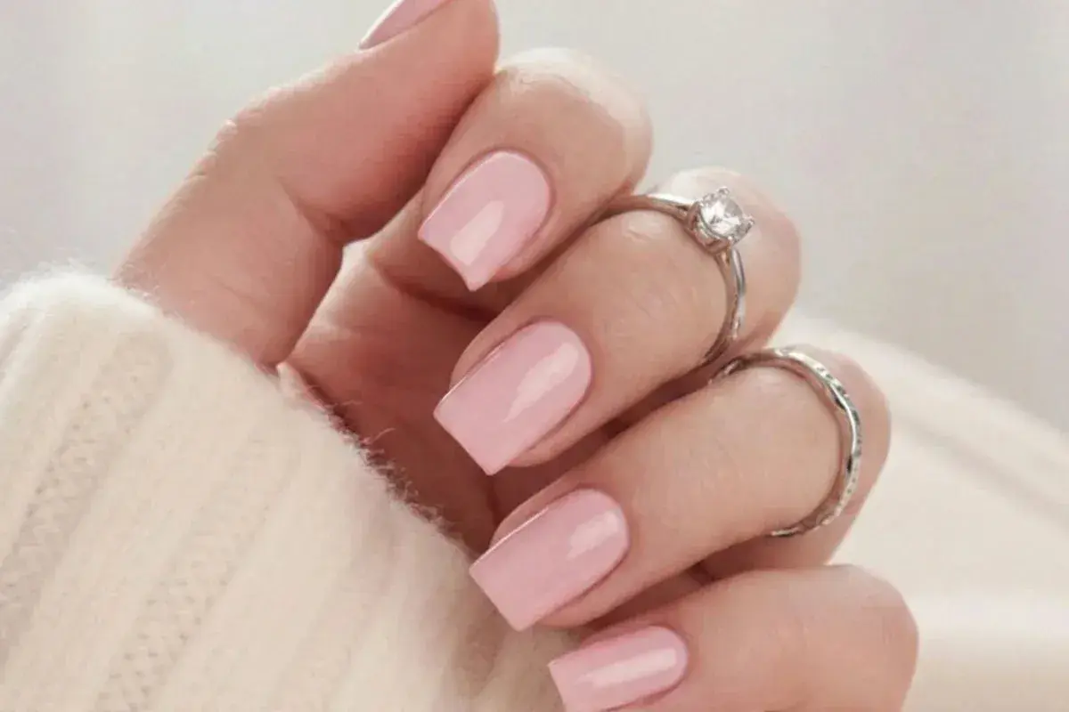 Våra naglar är perfekt rosa och glansiga, prydda med eleganta ringar.
