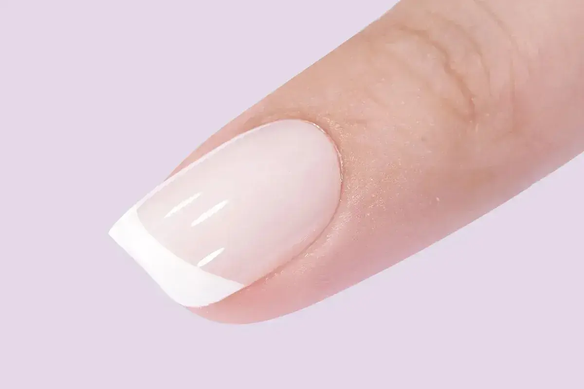 Klassisk fransk manikyr med en vit tipp. Perfekt nagel inspo för en tidlös look.