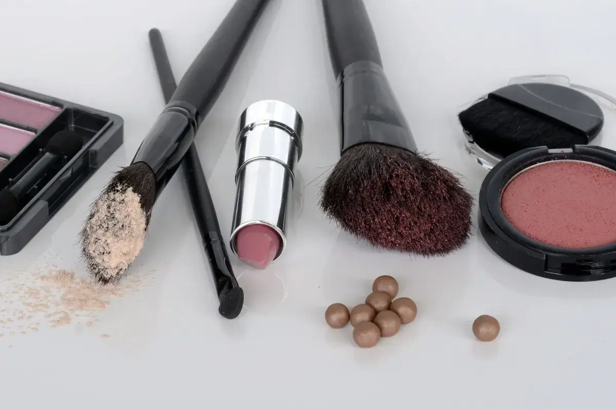 Sminkborstar, läppstift, rouge och ögonskuggor. En lista över sminkprodukter, kanske för att undvika PFAS.